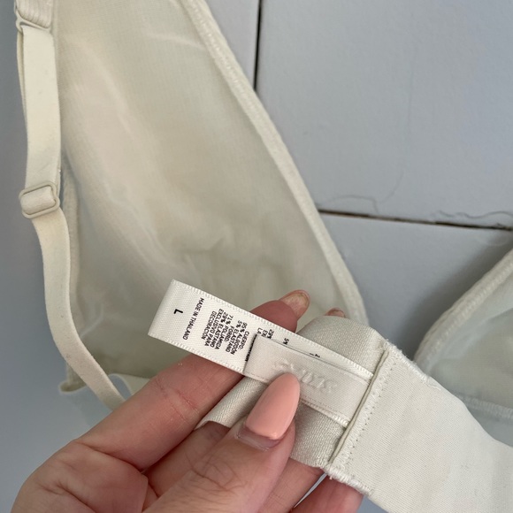 SKIMS Bone Ribbed Plunging Bra - Picture 7 of 8